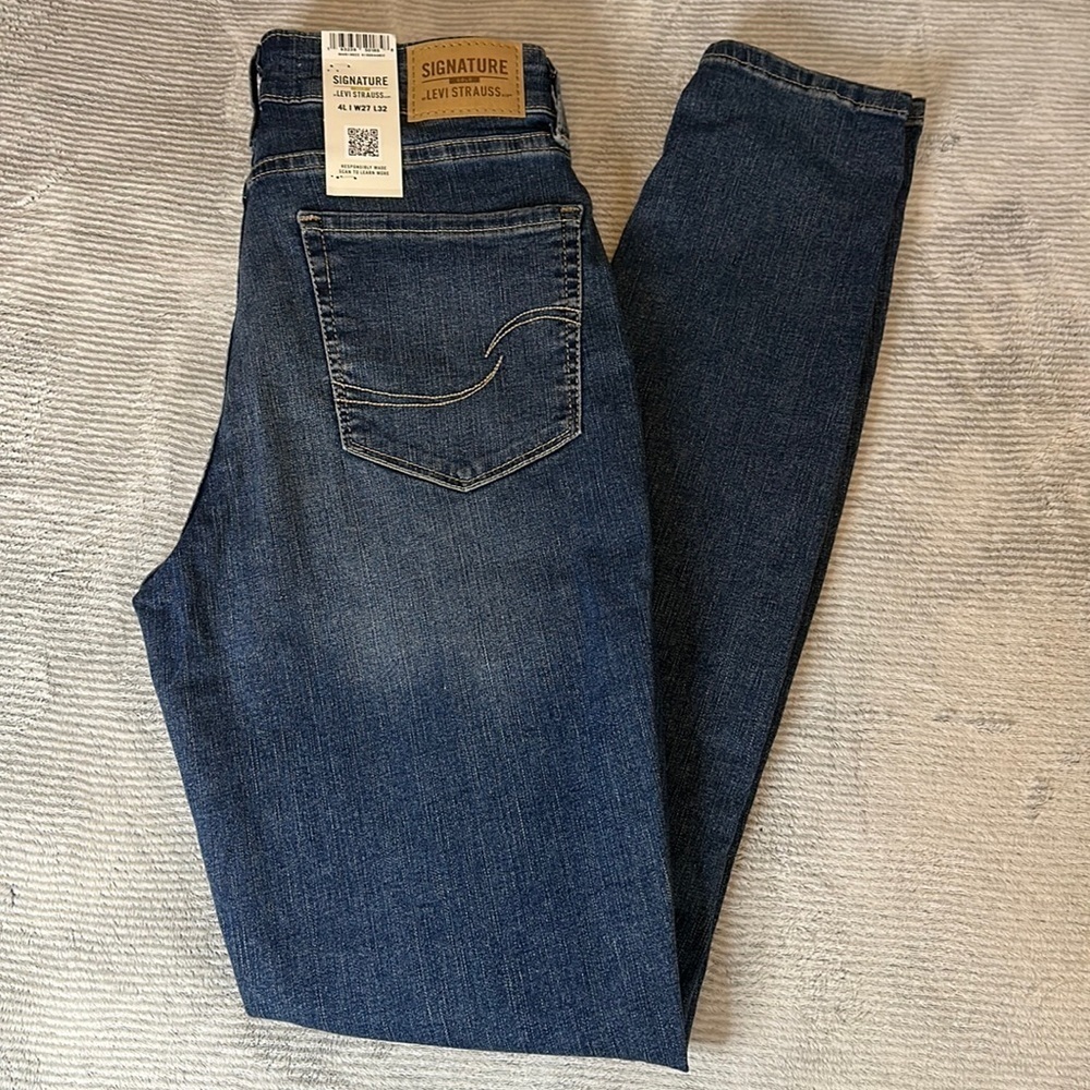 Nwt Signature by Levi’s Totally Shaping Skinny Denim Jeans Size 4 Long W27 L32